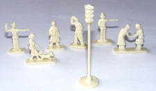 ALTE KLEINE PLASTIK MINIATUR FIGUR VINTAGE HO Frau Hund Polizei Passanten Ampel