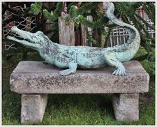 Riesiges Bronze Krokodil Teich