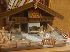 Org. Weihnachtskrippe mit Stall und Figuren aus  dem RaumBad Tölz. Handgeschnitz