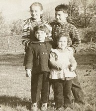 Drei Mädchen stehen lachend