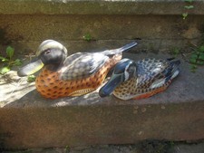 2 Deko Figuren Enten aus Holz Handbemalt groß