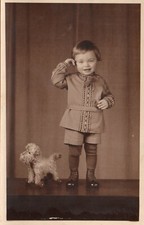 Fotokarte  Baby Kleines Kind mit Steiff Hund auf Rollen  ca. 1940
