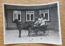 Altes Foto Kinder im Bollerwagen gezogen von einer Ziege um 1925