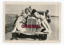 Orig Foto 1948 Schöne Frauen posieren auf Auto Audi Front aus Ost Berlin