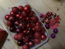 diverse rote Weihnachtskugeln große und kleine, matt und glänzend