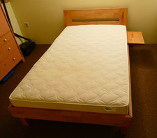 MASSIVHOLZBETT MIT LATTENROST 120 X 200, KOPFTEIL  UND ABLAGE - WILDBUCHE GEÖLT