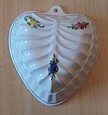 Herzbackform Keramik mit Aufhänger weiße Lasur mit Blumenmuster