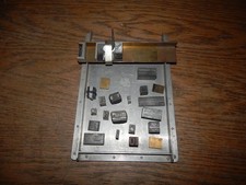 Alte antike Hand Halterung für Druckmaschine mit alten Stempeln   Metall