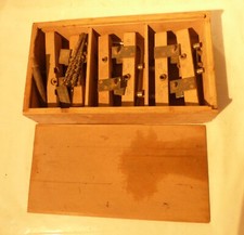 Schreinerei-Auflösung.Holzkiste voll Bohrlehren und viel Zubehör-Ansehen
