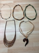 5 Modeschmuck-Ketten, kurz, in braun und grün