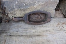 antike Butterform mit Griff / Buttermodel handgeschnitzt Blumendekor / um 1880