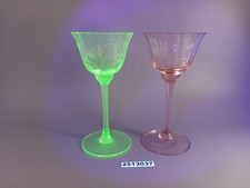 2x Wein-Gläser Uran Glas rosa