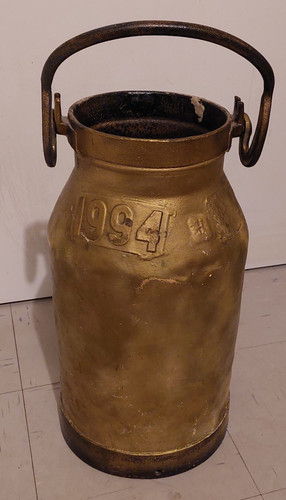 Antike milchkanne aus metall - aus,