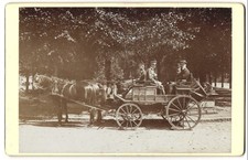 Fotografie Uffz. in Husaren Uniform auf Pferdekutsche mit Kutscher als Husar 