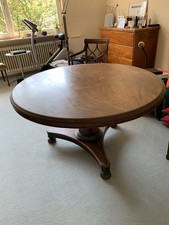 Antiker Wohnzimmertisch Im Kolonialstil rund mit Massivem Mittelfuß