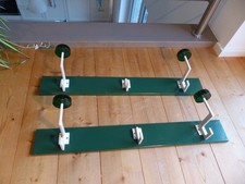 2 Garderobe Holz grün 70er Jahre Metallhaken runde Scheiben aus Kunststoff