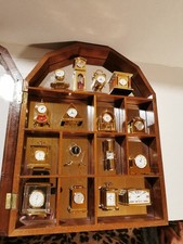 16 Miniaturuhren mit Setzkasten aus Holz, 30cm b, 40cm h, Glastüre neuwertig,...