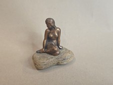 Bronze-/Metallfigur Frau auf Steinsockel – Höhe ca. 6 cm – Gesamthöhe ca. 8 cm