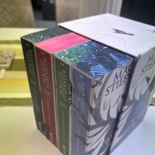 Die Raven-Boys-Reihe von Maggie Stiefvater mit  Farbschnitt Bücherbüchse 