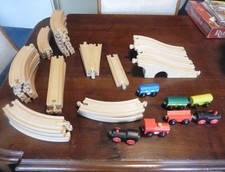 Holzeisenbahn mit Brücken, Weichen, Schienen, Loks, Waggons