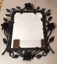 Alter Wandspiegel mit einem Rahmen aus schmiedeeisernen Rosen und Blättern