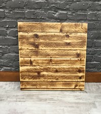 Rustikale Kiefer Tischplatten. indoor cafe/restaurant/küche.