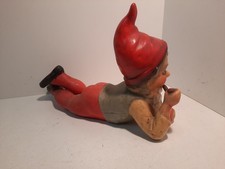 Gartenzwerg liegend mit Pfeife