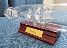 Flaschenschiff Buddelschiff Glasschiff Bounty mit Holzsockel zum Aufstellen