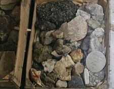 XL Kiste Voll ungesichtete Eifel? unbestimmte Mineralien Nachlass mega Stücke 