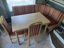 Eckbank mit Tisch und 2 Stühlen 