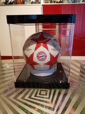 Acrylvitrine, beleuchtet zur Präsentation (z.B. eines Balles oder Ähnlichem)