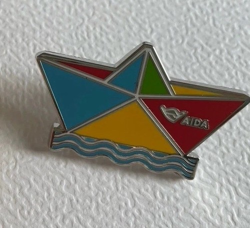 Aida fanartikel anstecker pin - aida,