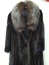 Dark Nerz Mantel (ausgelassen) aus männlichen Fellen, mit Silberfuchskragen