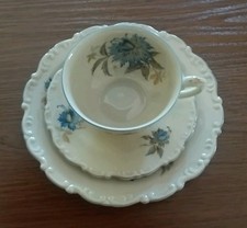 Sammeltasse 3tlg.Bavaria Schirnding/ PS Porz.blaue Blüten gebogte/geprägte Ränd.