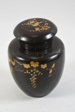 Japanische Lackdose mit Golddekor (Maki-e), frühes 20. Jh., H. ca 13,5cm, Urushi