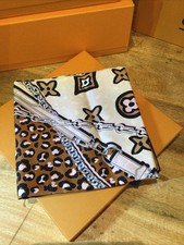 Louis Vuitton Carre 90