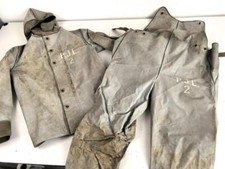 Schwerer Gasschutzanzug , Jacke und Hose jeweils in Teilen trocken. Ungereinigt