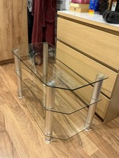 Glasregal mit Metallbeinen