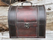 Schöne große Schatztruhe