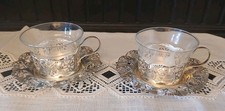 2 Teetassen mit silberfarbenen
