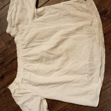 Schöne weiße Bluse, Carmen Ausschnitt und 3/4 lange Ärmel, Bindeband. Kein Etike