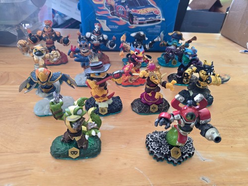 Skylander trap team figures - skylander,