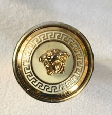 Versace Ring. Hingucker an der Hand, elegant aber kein Schnickschnack.