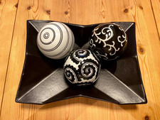3 Deko-Kugeln und eine schwarze Schale aus Keramik