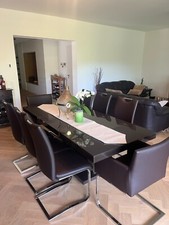 Walnuss-Holz Esszimmer Tisch (Schwarz, 208x89x77 cm) und 8 Lederstühlen.