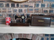 Antike kleine Kindernähmaschine Bakelit Koffer & Sockel Made in CCCP selten