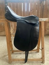 Schwarzer Dressursattel 17,5