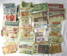 Sammlung mit 100 Banknoten aus
