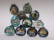*** diverse kleine Anhänger , Karlsruher Majolika , Sternzeichen ***