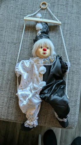 Clown auf schaukel - auf,